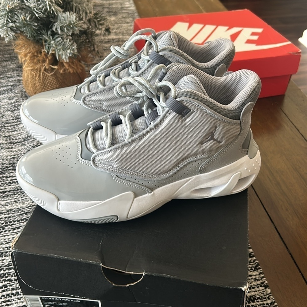 Jordan Max Aura 4 (GS) cool grey/wolf grey & white size 5.5Y